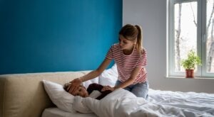 Frau kümmert sich um ein Kind.