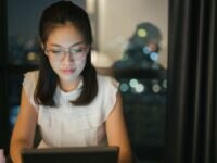 Frau nutzt KI im Arbeitsalltag