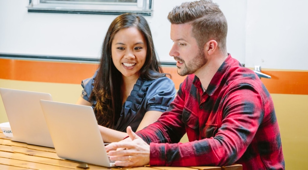 Zwei Personen am Computer