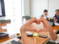 Zufriedene Mitarbeiter am Arbeitsplatz