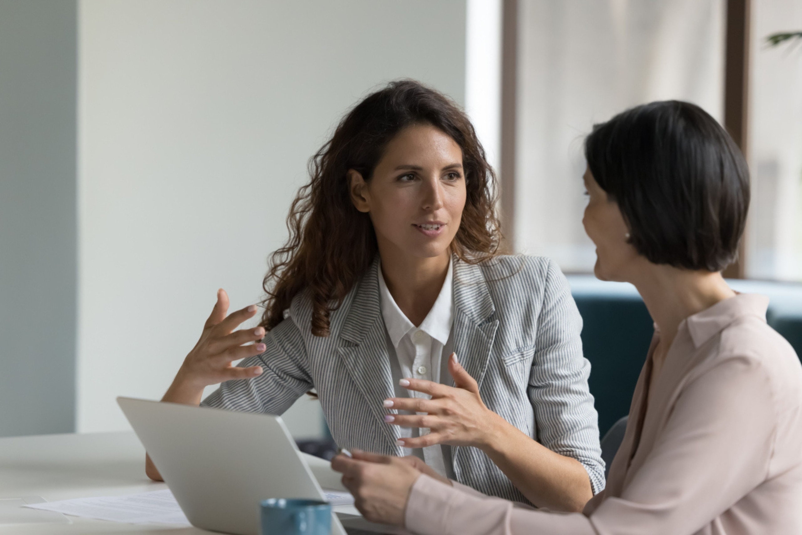 zwei Frauen führen eine Gehaltsverhandlung